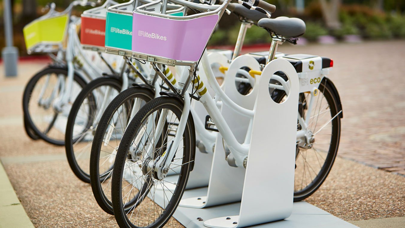 Lakeside Amenities | Bocce, Boating, BRite Bikes, Volleyball